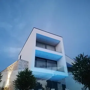 Novamarin - Heated Pool, Sauna, Garden Apartment